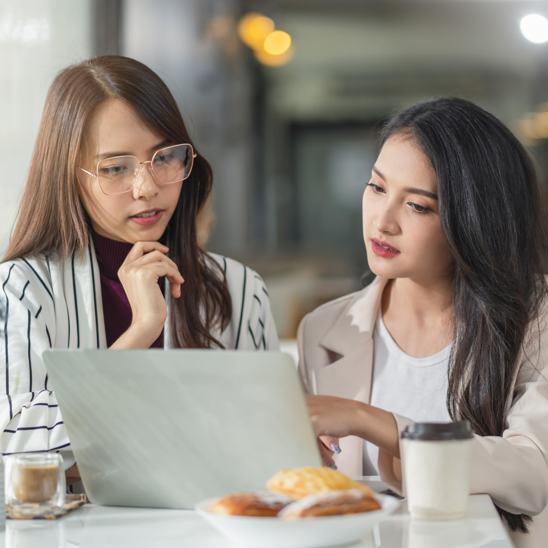 Ilustrasi wanita berdiskusi menggunakan Nexaseller