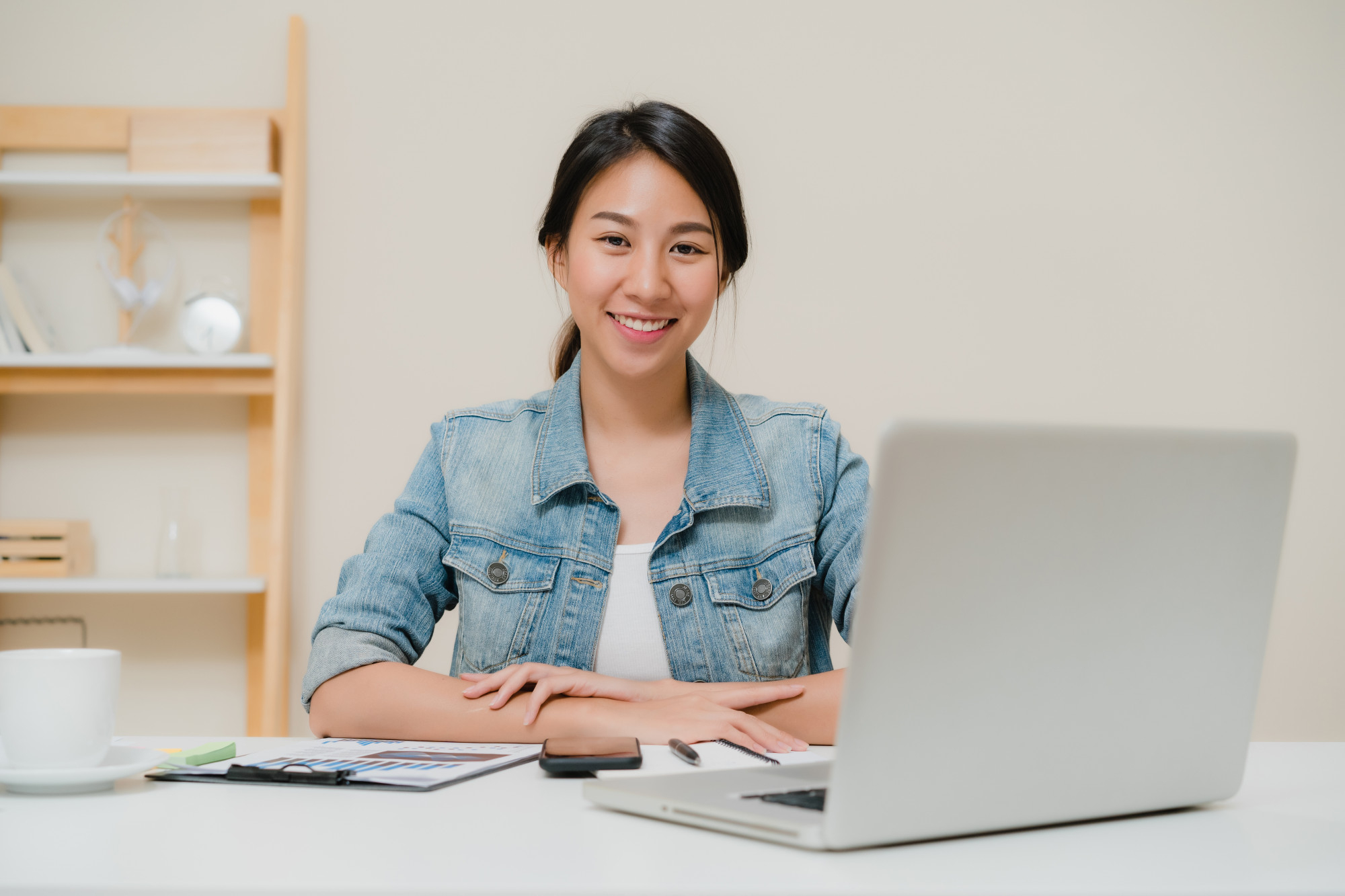 Ilustrasi wanita tersenyum menggunakan Nexaseller